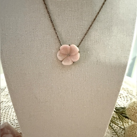 Vintage Avon Flower Blossom Necklace 🪷 - Picture 1 of 4